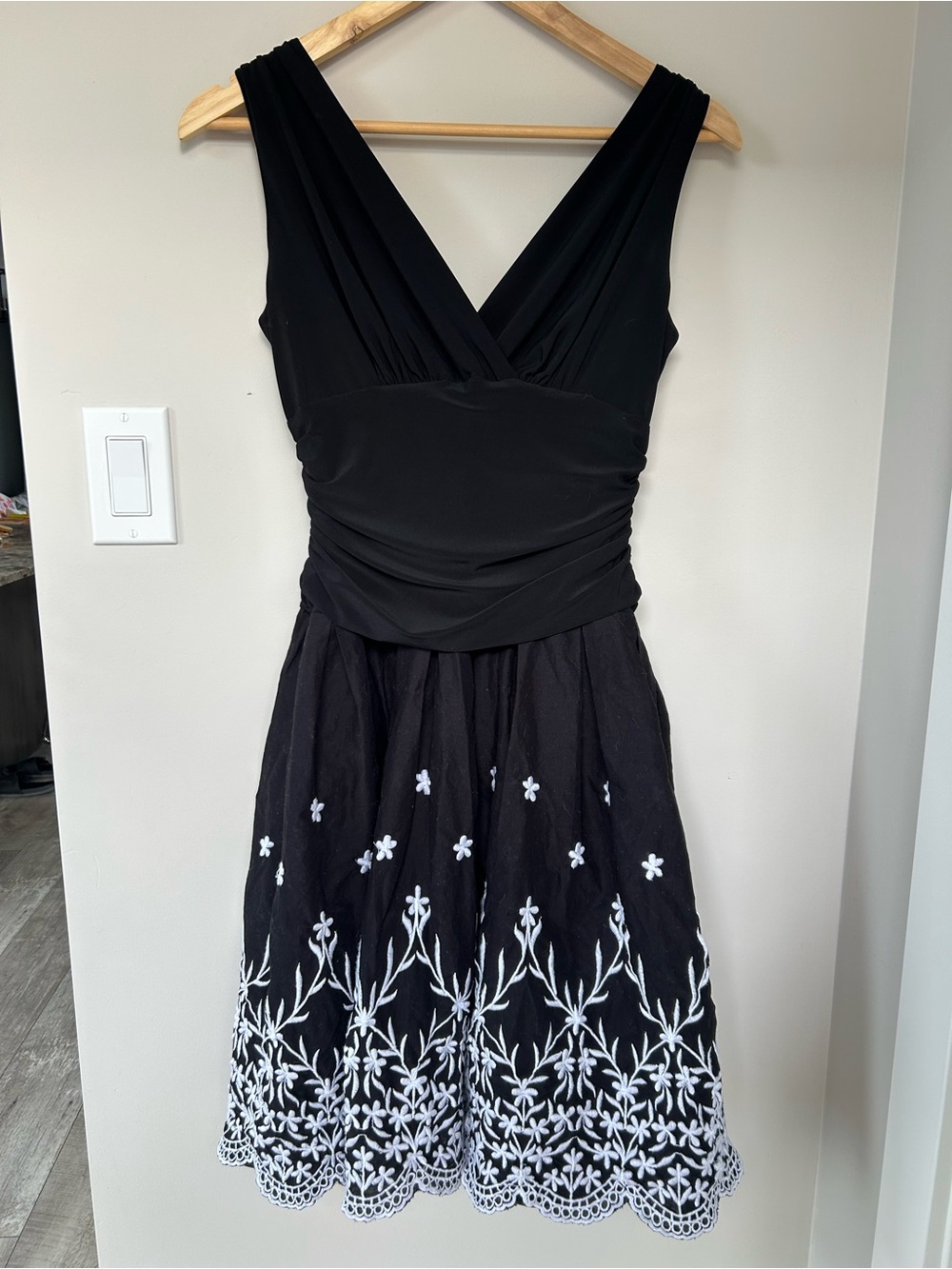 Laura petites  Floral Embroidered A-Line Dress